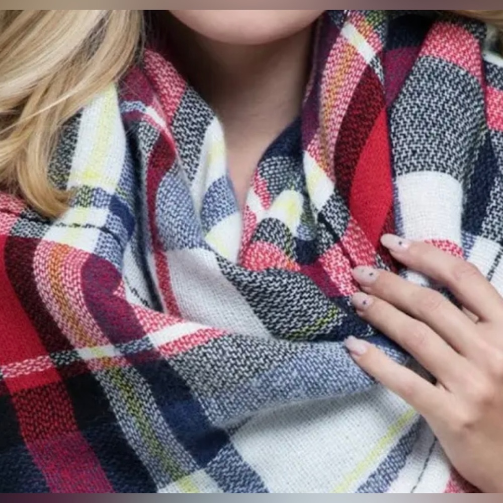 416. NWT Willow Collective Banana Blanket Scarf Red Plaid